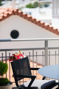 A balcony or terrace at Petrino Two-Bedroom House in Mirthios