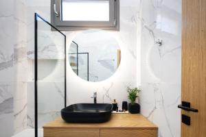 A bathroom at Petrino Two-Bedroom House in Mirthios