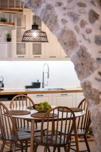 A kitchen or kitchenette at Petrino Two-Bedroom House in Mirthios