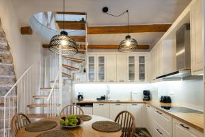 A kitchen or kitchenette at Petrino Two-Bedroom House in Mirthios