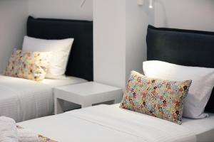 A bed or beds in a room at Petrino Two-Bedroom House in Mirthios
