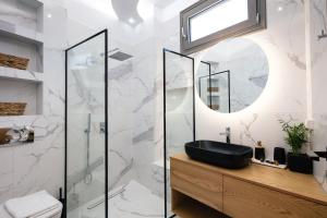 A bathroom at Petrino Two-Bedroom House in Mirthios Még 37 kép