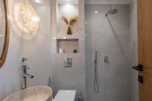 A bathroom at Petrino Two-Bedroom House in Mirthios