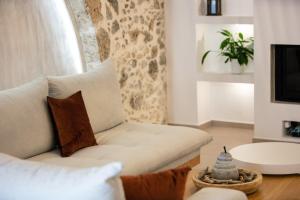 A seating area at Petrino Two-Bedroom House in Mirthios
