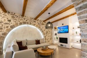 A television and/or entertainment centre at Petrino Two-Bedroom House in Mirthios