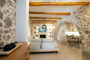 A television and/or entertainment centre at Petrino Two-Bedroom House in Mirthios