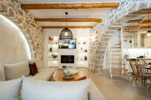 A television and/or entertainment centre at Petrino Two-Bedroom House in Mirthios
