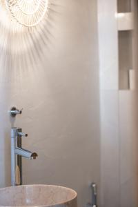 A bathroom at Petrino Two-Bedroom House in Mirthios
