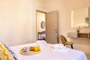 A bed or beds in a room at Strat's City Loft