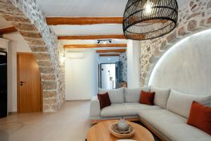A seating area at Petrino Two-Bedroom House in Mirthios