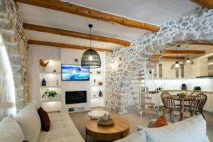 A television and/or entertainment centre at Petrino Two-Bedroom House in Mirthios