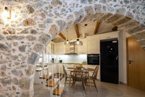 A kitchen or kitchenette at Petrino Two-Bedroom House in Mirthios