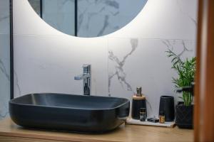 A bathroom at Petrino Two-Bedroom House in Mirthios