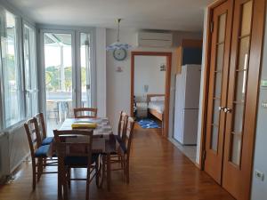 eine Küche und ein Esszimmer mit einem Tisch und Stühlen in der Unterkunft Apartment Laguna 70 in Izola