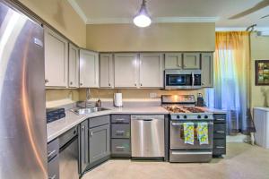 una cucina con armadietti bianchi ed elettrodomestici in acciaio inossidabile di Riverfront Harrisburg Home Less Than 1 Mi to Dtwn! a Harrisburg