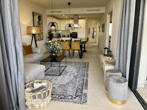 salon z kanapą i stołem w obiekcie Holiday Apartment Lotus 45 La Cala w mieście La Cala de Mijas