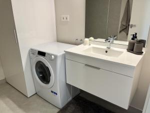 W łazience znajduje się pralka i umywalka. w obiekcie Holiday Apartment Lotus 45 La Cala w mieście La Cala de Mijas