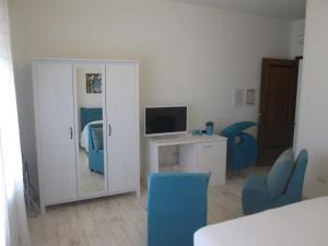 a living room with a television and a desk with chairs at Gallipoli Al Corso in Gallipoli