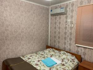 Tempat tidur dalam kamar di Marizel Guest House
