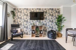 uma sala de estar com uma televisão na parede em Onyx Bay - Whole Apartment - WiFi - Beach - 2 Bed - Broadstairs Town em Broadstairs