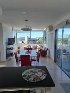 comedor y sala de estar con mesa y sillas en Postal del Águila in 