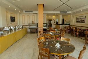 A restaurant or other place to eat at Tiba Rose hurghada