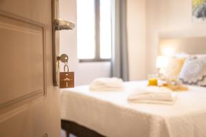 A bed or beds in a room at Strat's City Loft