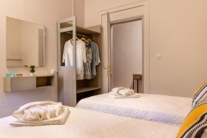 A bed or beds in a room at Strat's City Loft