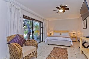 拉塞利亞的住宿－斯托諾韋旅舍，卧室配有床、椅子和窗户。