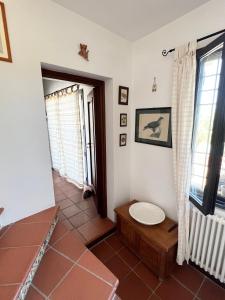 La salle de bains est pourvue de toilettes et de carrelage. dans l'établissement Villa Terreforti, à San Pier Niceto