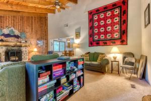een woonkamer met een boekenplank gevuld met boeken bij Big Bear River Retreat in Rhododendron