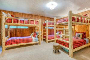 Poschodová posteľ alebo postele v izbe v ubytovaní Big Bear River Retreat