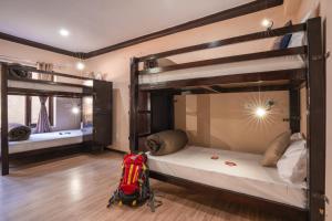 Łóżko lub łóżka piętrowe w pokoju w obiekcie LeHostel
