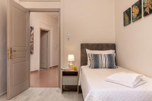 A bed or beds in a room at Strat's City Loft