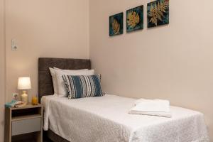 A bed or beds in a room at Strat's City Loft