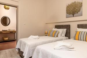 A bed or beds in a room at Strat's City Loft