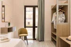 A bed or beds in a room at Strat's City Loft