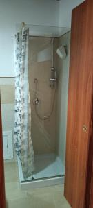 eine Dusche mit Duschvorhang im Bad in der Unterkunft Holiday home in Palermo