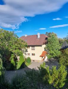 uma vista aérea de uma casa com árvores em Apartments Himmelreich em Ternitz