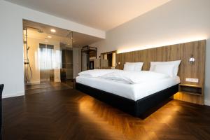 Postel nebo postele na pokoji v ubytování GINN City & Lounge Yorck Berlin