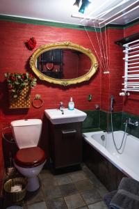 bagno con servizi igienici, lavandino e specchio di Apartament z widokiem a Gdynia