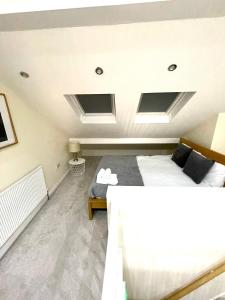 En eller flere senge i et værelse på Coventry Large Sleeps 5 Person 4 Bedroom 4 Bath House Suitable for BHX NEC Solihull Rugby Warwick Contractors Ricoh Arena NHS Short & Long Business Stays Free Parking for 2 Vehicles, Close to City Centre High Speed Wifi