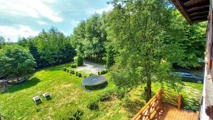 una vista aérea de un patio trasero con cenador en Bieszczady Guest House en Czarna