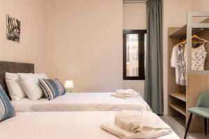 A bed or beds in a room at Strat's City Loft