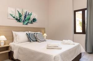 A bed or beds in a room at Strat's City Loft