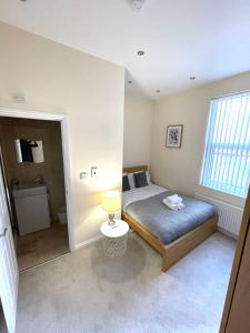 Kama o mga kama sa kuwarto sa Coventry Large Sleeps 5 Person 4 Bedroom 4 Bath House Suitable for BHX NEC Solihull Rugby Warwick Contractors Ricoh Arena NHS Short & Long Business Stays Free Parking for 2 Vehicles, Close to City Centre High Speed Wifi