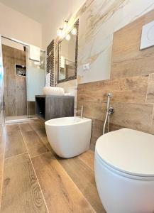 uma casa de banho com um WC branco e um lavatório. em APARTMENT SOPHIE 45 em Ferrara