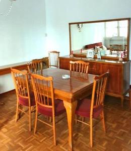 una cucina e un tavolo da pranzo in legno con sedie. di Ruta del quijote a Campo de Criptana