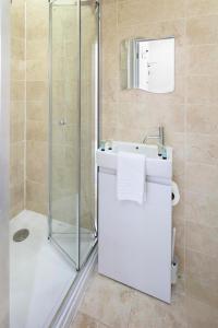 Bathroom sa Coventry Large Sleeps 5 Person 4 Bedroom 4 Bath House Suitable for BHX NEC Solihull Rugby Warwick Contractors Ricoh Arena NHS Short & Long Business Stays Free Parking for 2 Vehicles, Close to City Centre High Speed Wifi