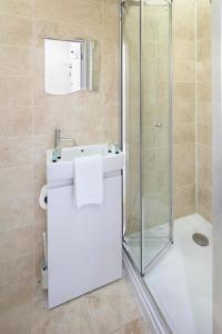 a bathroom with a sink and a shower at Coventry Large 4 Bedroom 4 Bath House Sleeps 4 Person Suitable for BHX NEC Solihull Rugby Warwick Contractors Ricoh Arena NHS Short & Long Business Stays Free Parking for 2 Vehicles, Close to City Centre High Speed Wifi in Coventry